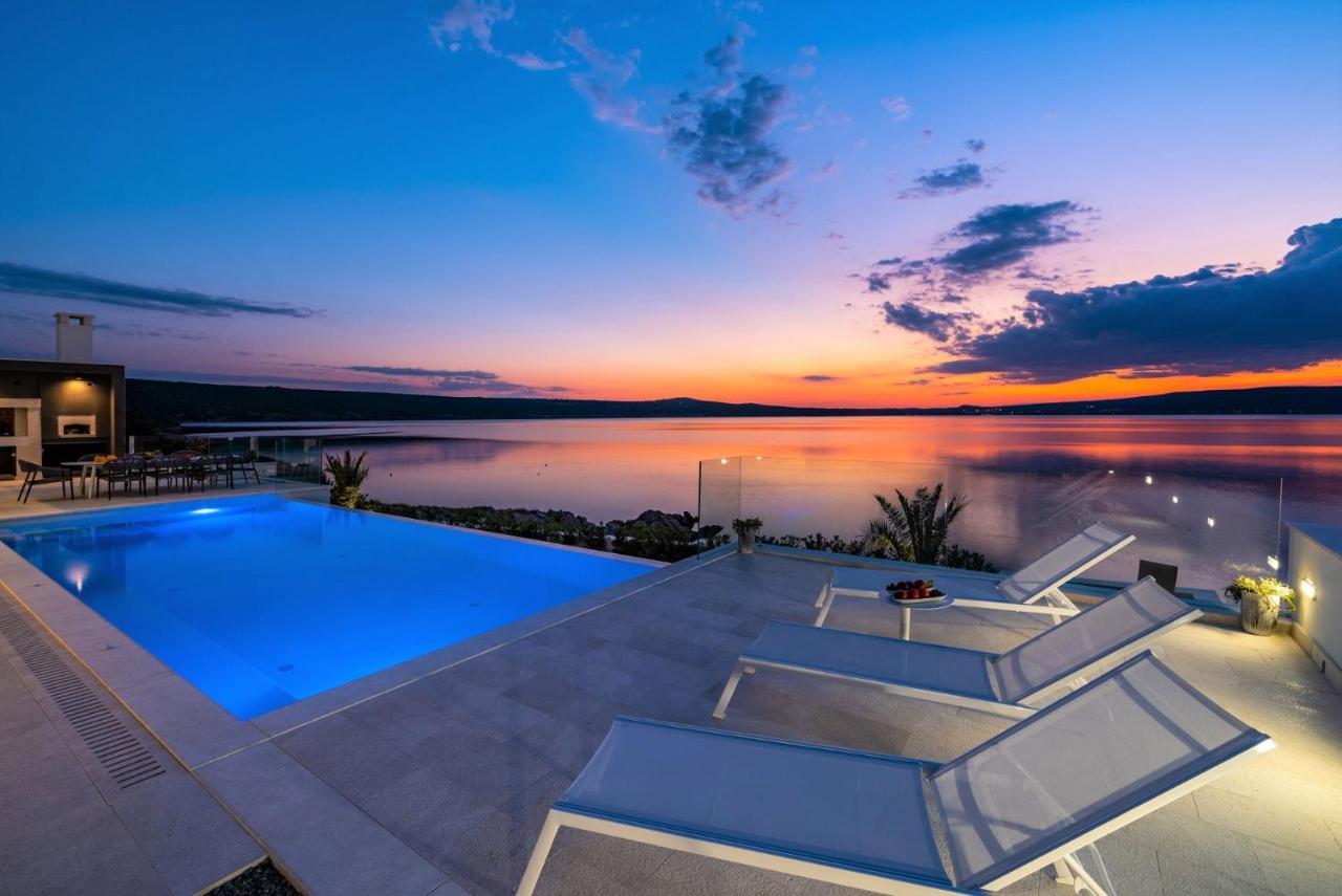 Luxury Novita With Pool Villa